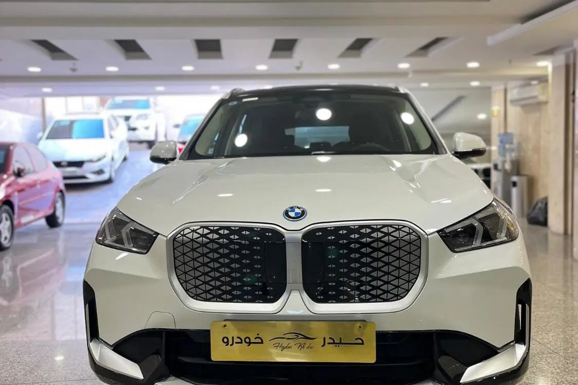ب ام و  iX1