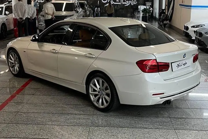 ب ام و،  سری 3 سدان