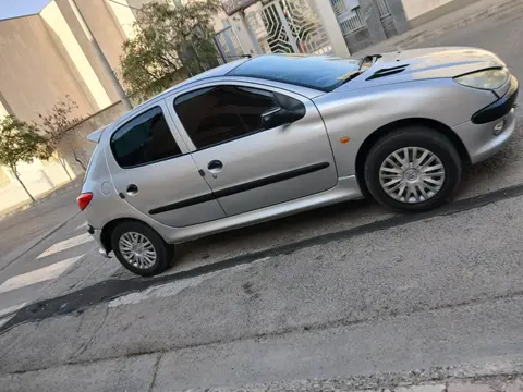 پژو، 206