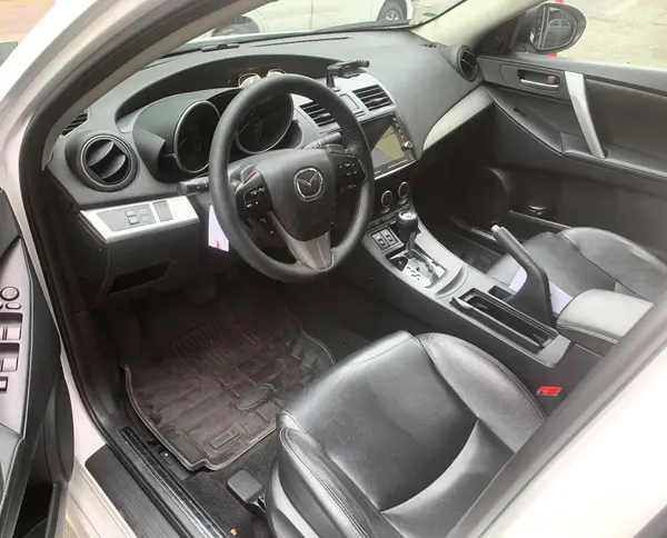 مزدا، 3 نیو صندوق دار