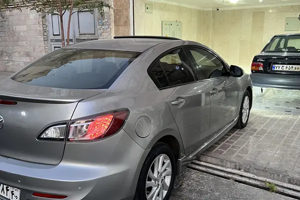 مزدا، 3 نیو صندوق دار