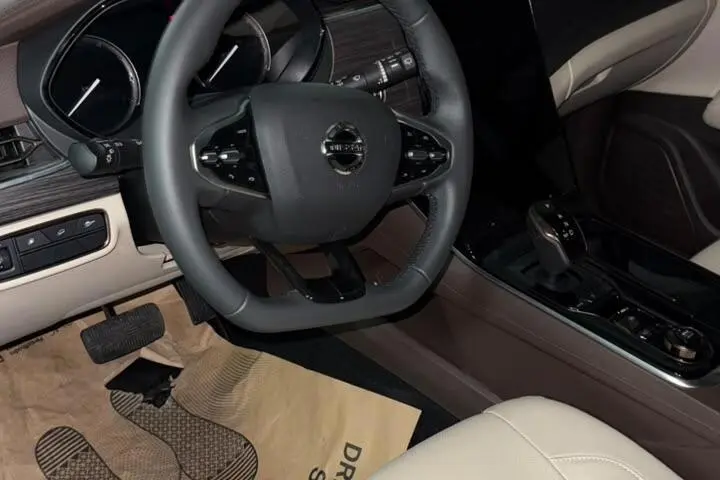 نیسان،  ترا
