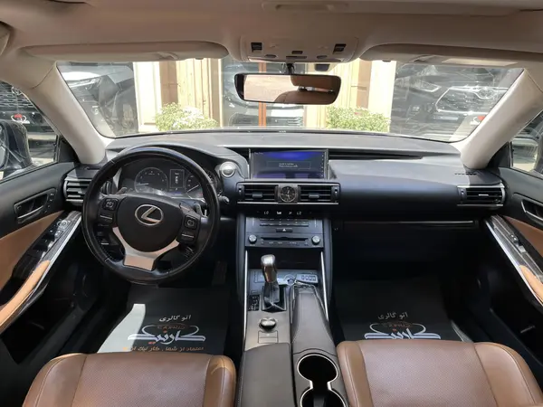 لکسوس، IS