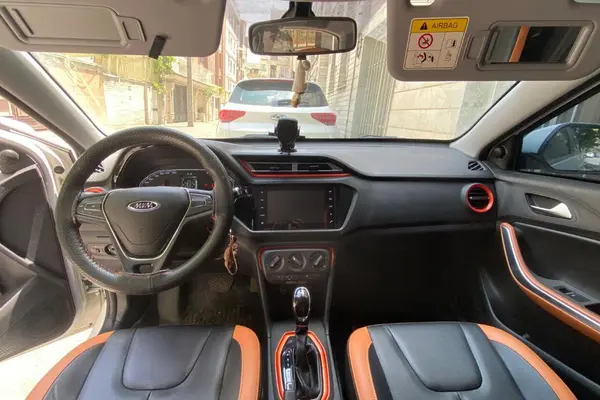 ام وی ام  315هاچ بک