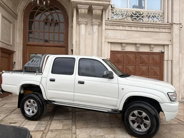 تویوتا، هایلوکس دو کابین