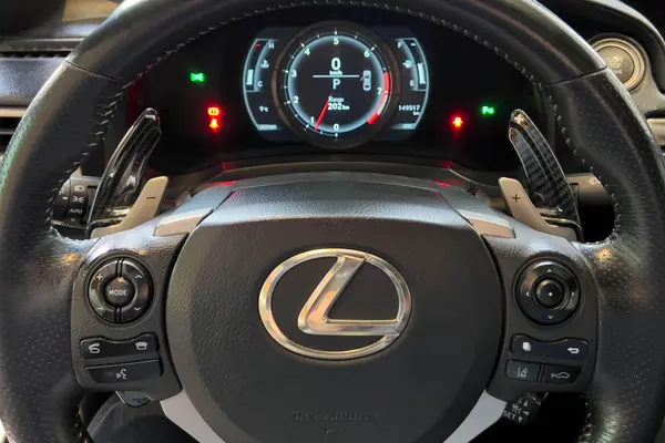لکسوس، IS
