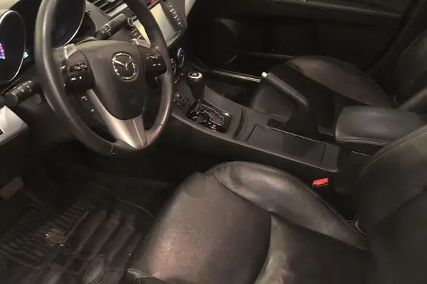 مزدا، 3 نیو صندوق دار