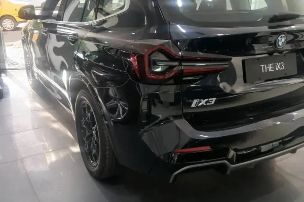 ب ام و  iX3
