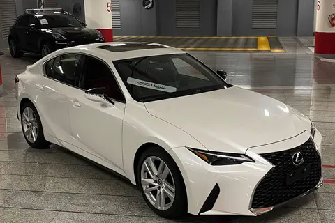 لکسوس، IS