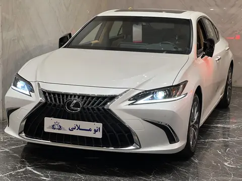 لکسوس، ES
