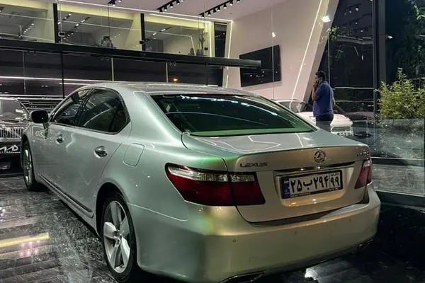 لکسوس، IS