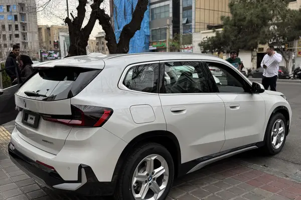 ب ام و  iX1