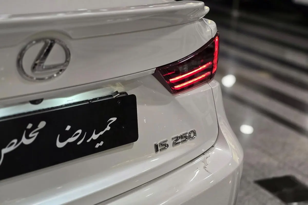 لکسوس،  IS