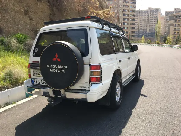 میتسوبیشی  پاجرو چهار در