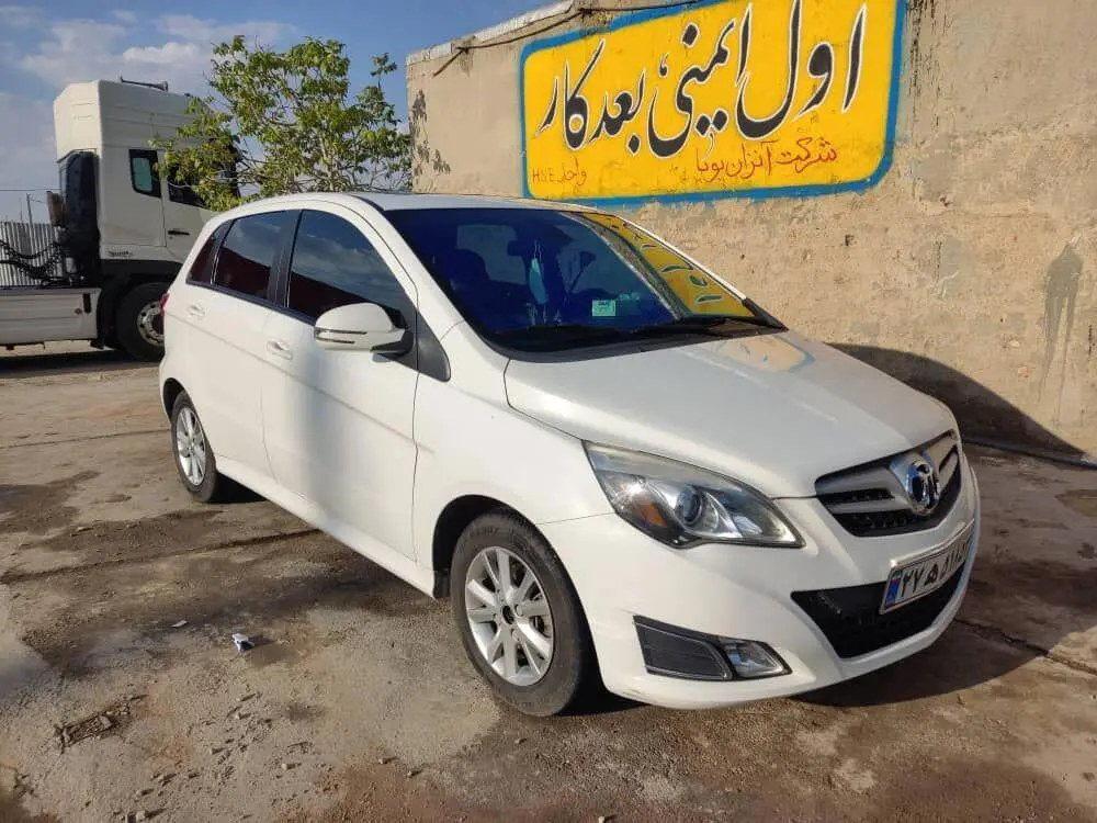 بایک،  سابرینا هاچ بک (مونتاژ)