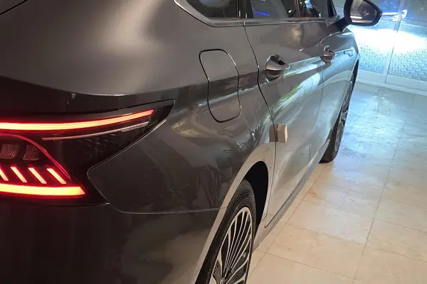 فونیکس، آریزو 8 هیبرید (Z8 PHEV)