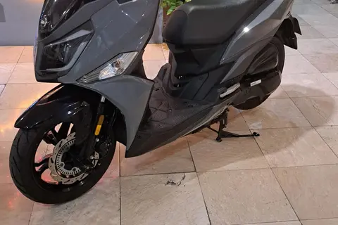 اس وای ام، گلکسی J 200