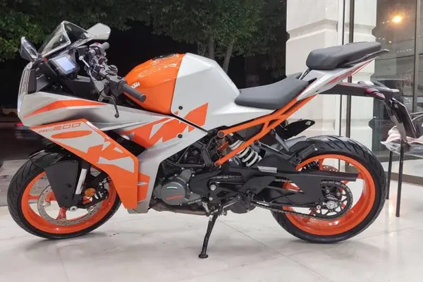 کی تی ام  RC200 ABS