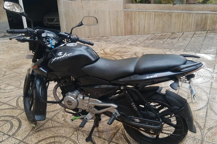 باجاج، پالس 135