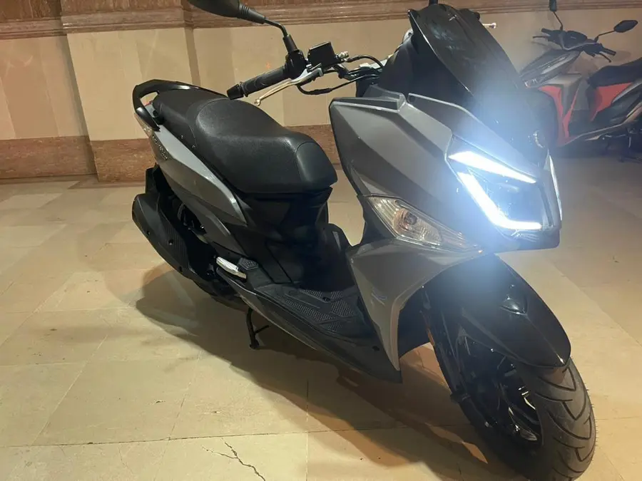 اس وای ام، گلکسی J 200