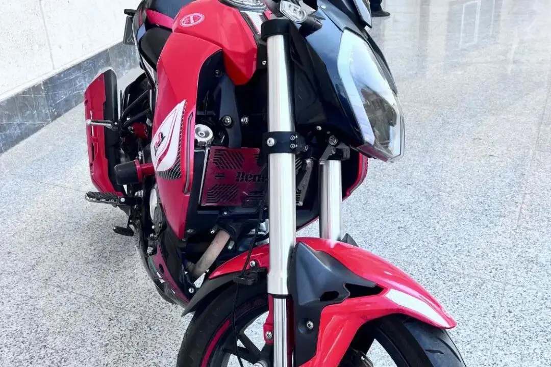 بنلی،  TNT 180S