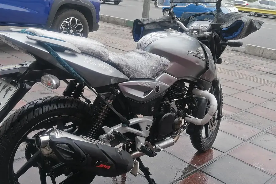 باجاج، پالس 200