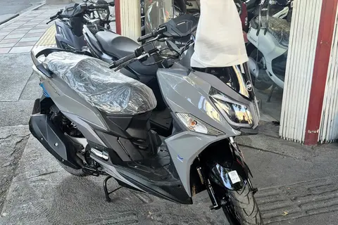 اس وای ام، گلکسی J 200
