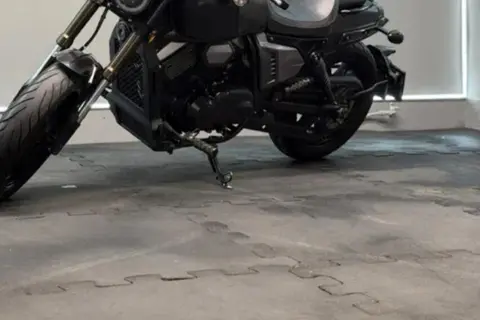 همراه سیکلت، V-BOB 250 (طرح هارلی)