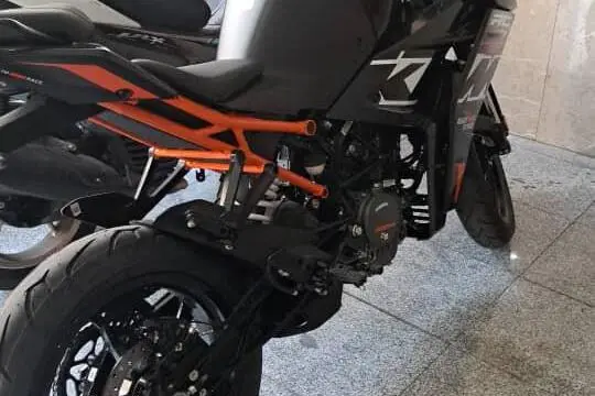 کی تی ام  RC200 ABS