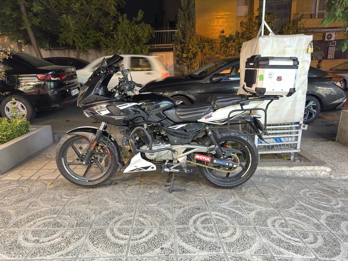 باجاج،  پالس 220