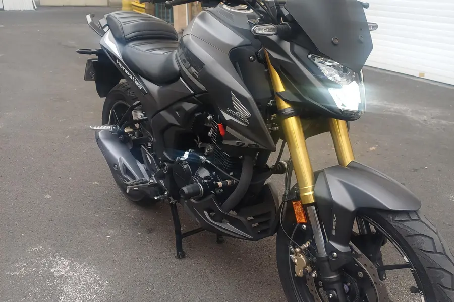 هوندا، هورنت 185