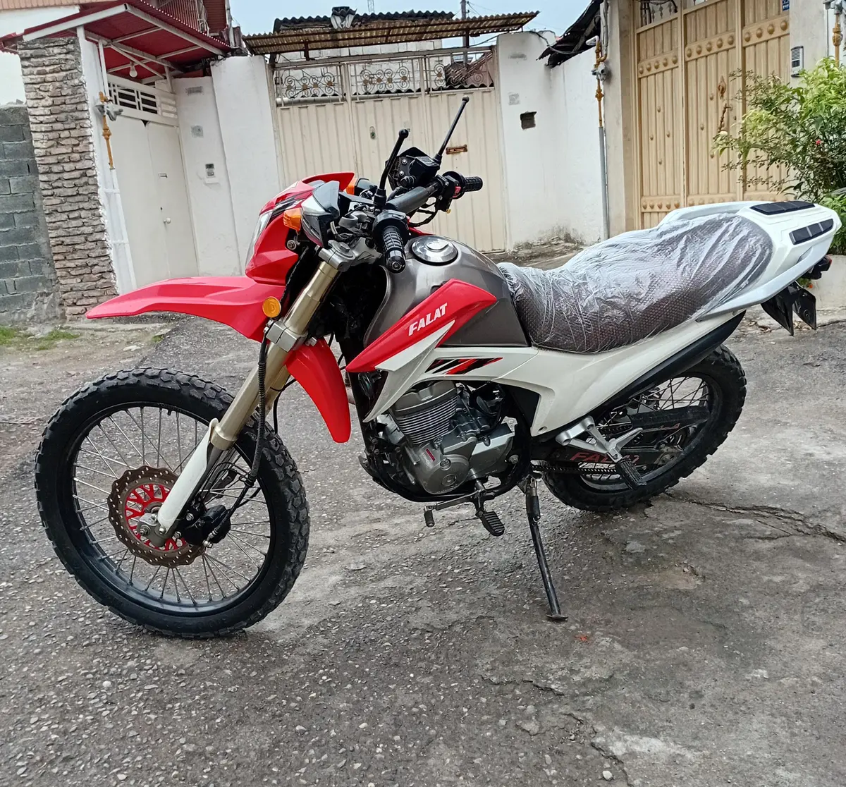 جهان همتا،  فلات CRF200