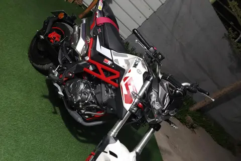 بنلی، TNT 135